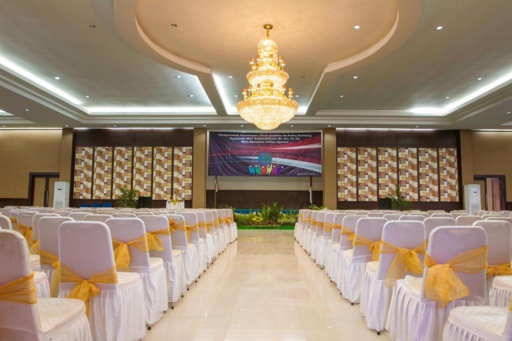 Bahamas Hotel & Resort Tanjung Pandan Exterior photo